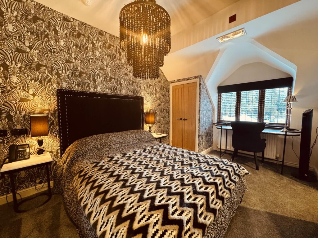Boutique room desk